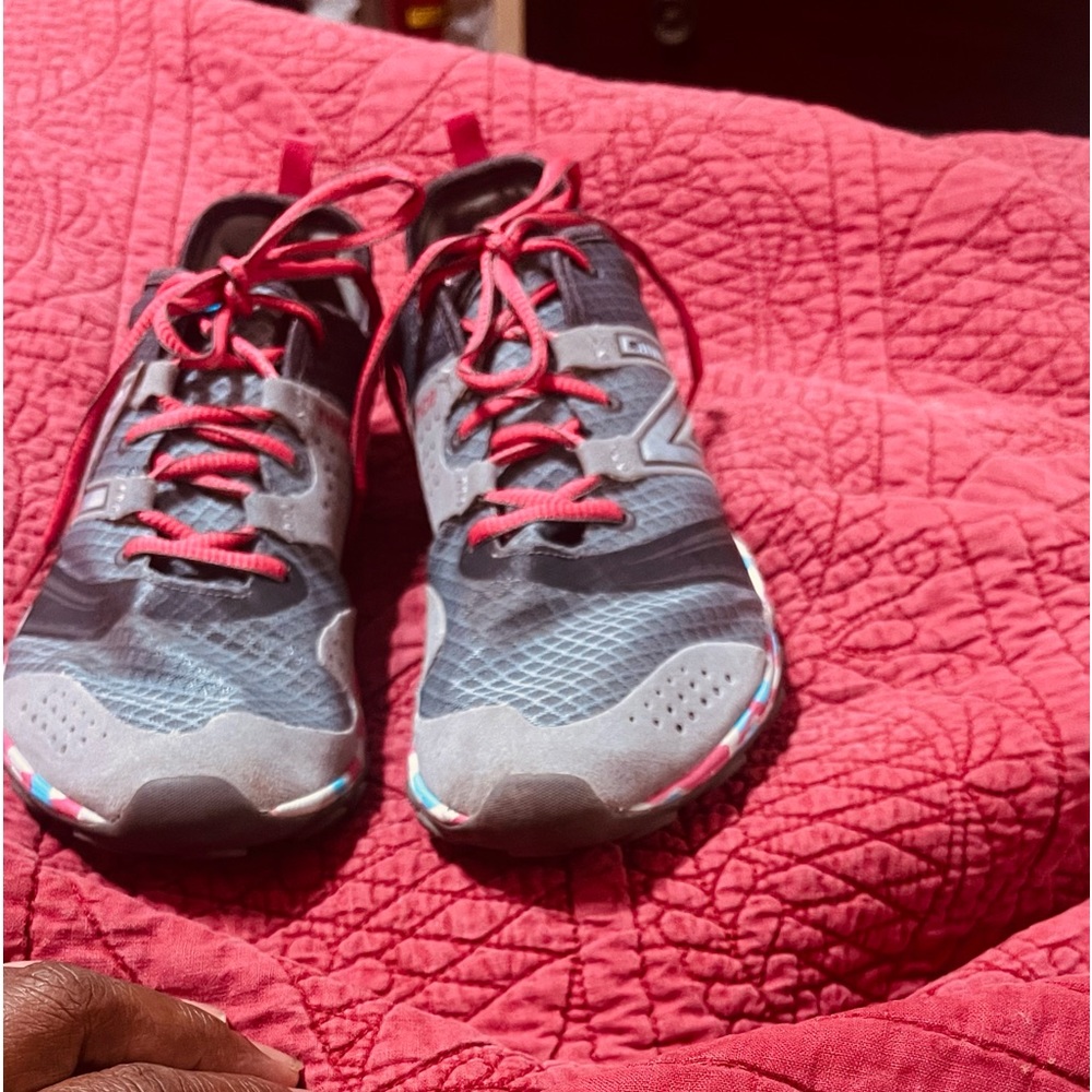 multicolored new balance tennis shoes